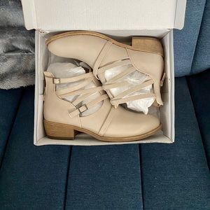 New in box!😍Strappy Savvy booty in stunning stone color. Size 8.